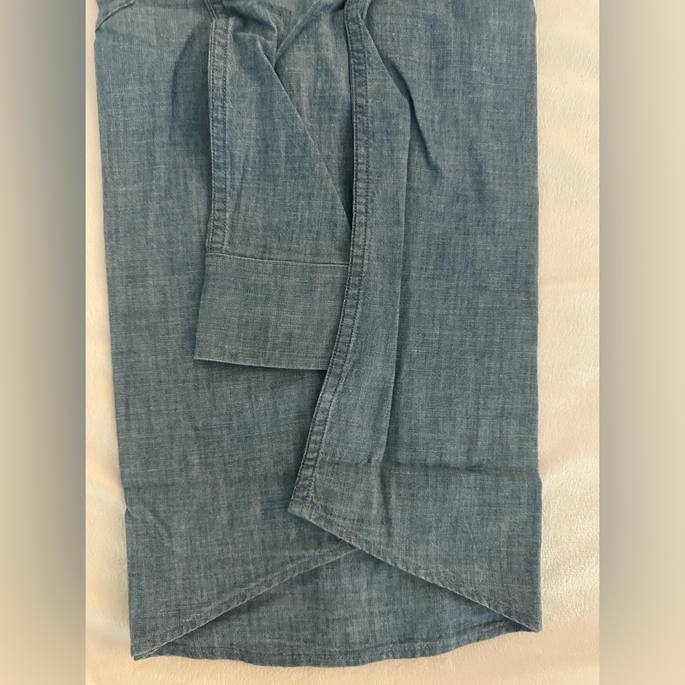 UNTUCKit Chambray Miranda Shirt. NWT 6 - Picture 8 of 8